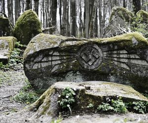 Opuszczone cmentarzysko na Mazurach. Składa się z kamiennego półokręgu