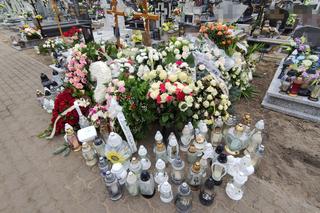 Weronika zginęła w potwornym wypadku, gdy jechała z psem na szczepienie. Grób 18-latki utonął w kwiatach