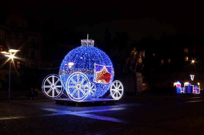 Iluminacja świąteczna na pl. Lotników