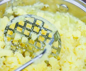 Najgorsze połączenie z ziemniakami. W jelitach może dojść do katastrofy