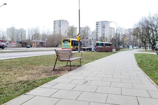 Zapadające się ławki na warszawskim Ursynowie (marzec 2025)