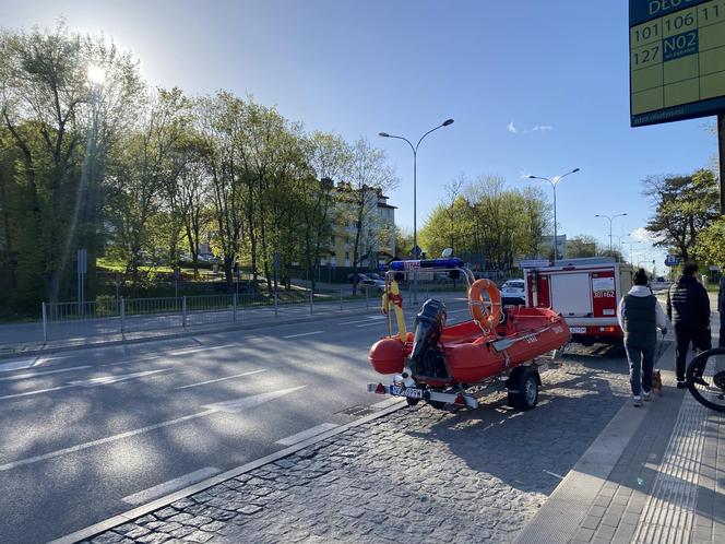   Ciało mężczyzny wyłowione z jeziora Długiego w Olsztynie. Zauważyła je przypadkowa kobieta [ZDJĘCIA]