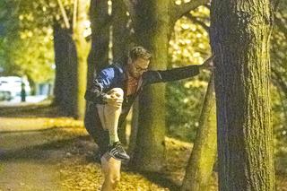 Minister Buda ćwiczy pod osłoną nocy