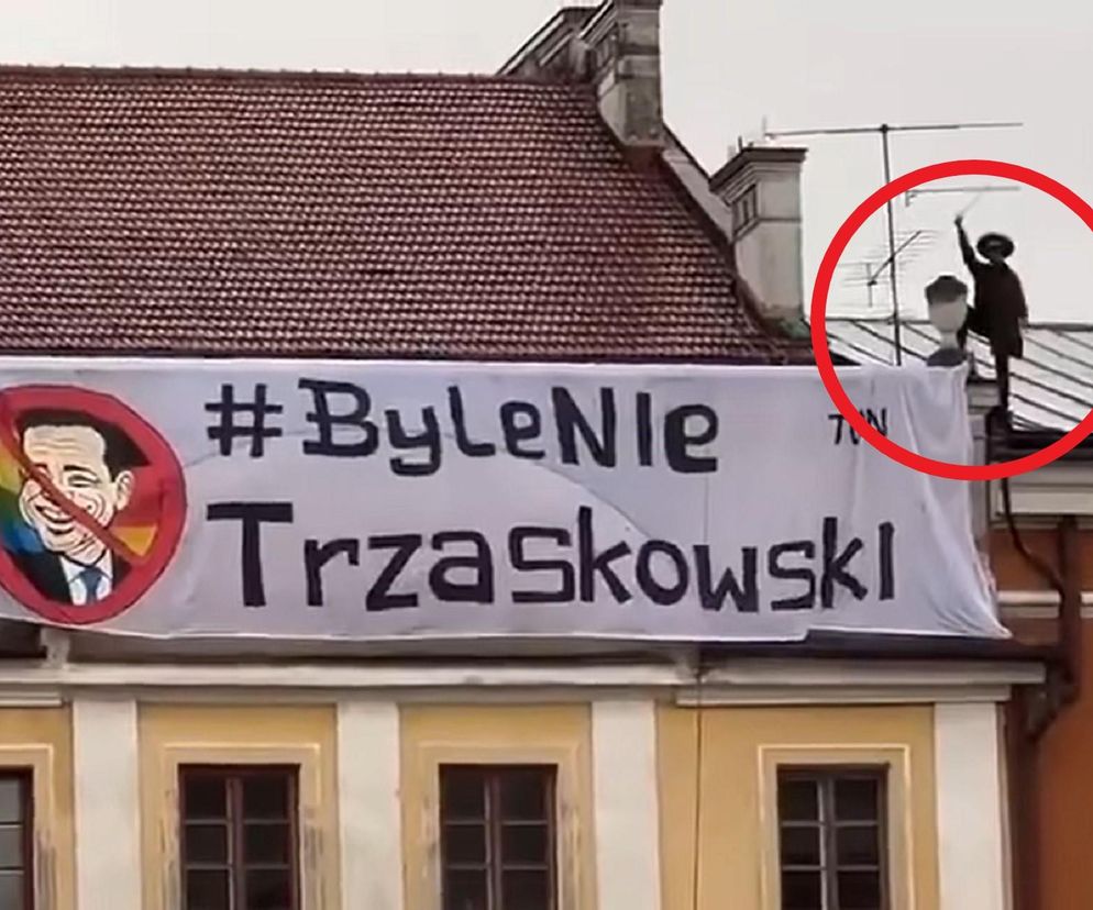 Zorro skradł show Trzaskowskiemu podczas wiecu w Tarnowie. Walczył szpadą i transparentem