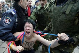 Nagą piersią! Tak Femen broni Krymu! ZOBACZ GALERIĘ