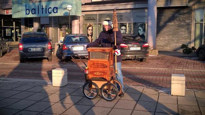 Pan z katarynką [ZDJĘCIE DNIA]