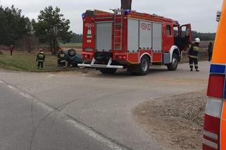 Mońki: Wypadek na DK 65. Citroen uderzył w drzewo. 7-letnia dziewczynka w szpitalu 