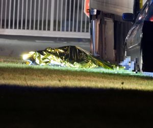 Kierowca toyoty nie przeżył potwornego uderzenia. Jego auto wbiło się w tył naczepy. Policjanci nie wykluczają jednego…