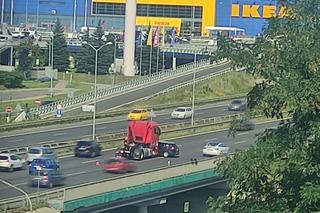 Kolizja na S86 w Katowicach. Ciężarówka zderzyła się z osobówką 