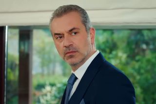 Pomógł Gönül wyjść z więzienia, ale stracił wszystko. Feraye nie zapomni tej decyzji