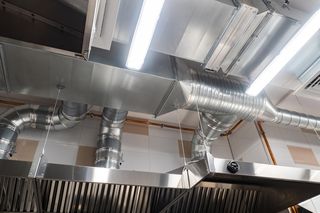 Naturalna, mechaniczna czy hybrydowa – jakie systemy wentylacyjne stosuje się w halach przemysłowych?