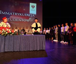 Podczas uroczystej ceremonii inauguracji nowego roku akademickiego 2024/2025 odbyła się tradycyjna immatrykulacja studentów i studentek pierwszego roku.