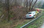 Brawurowa jazda BMW pod Tarnowem zakończona na drzewie. Kierowca i tak miał dużo szczęścia