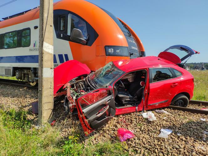Zderzenie samochodu osobowego z pociagiem na niestrzezonym przejezdzie kolejowym