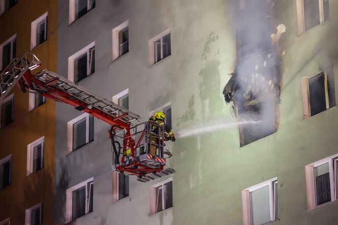14-latka zginęła w pożarze bloku w Rzeszowie! Poszkodowanych zostało wiele osób [ZDJĘCIA, AKTUALIZACJA]