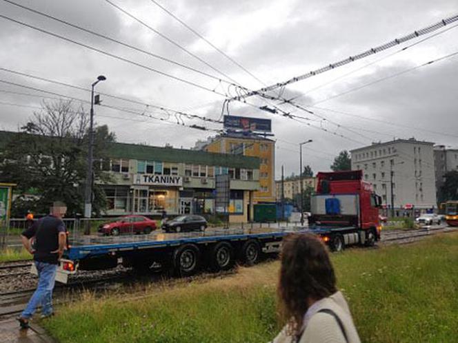 Ciężarówka na torach na Woli