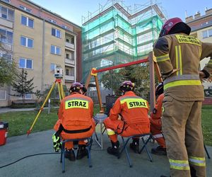 Strażacy monitorowali uszkodzenia bloku podczas wyburzania biurowca