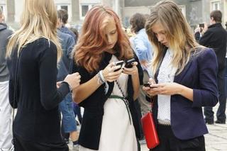 Zakaz używania telefonów w szkole! Co zrobią polscy uczniowie? 
