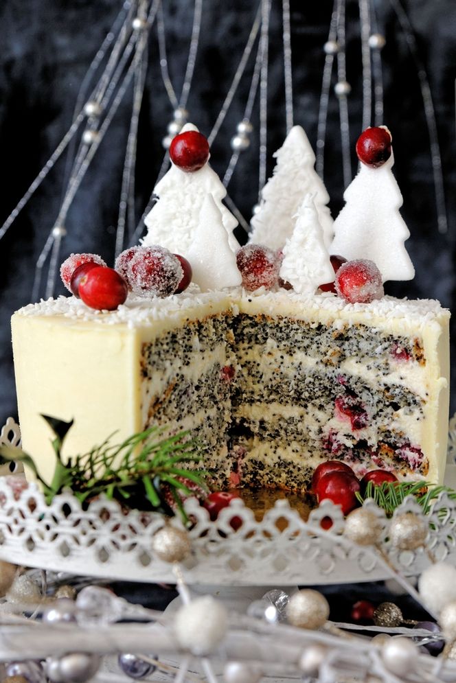 Tort makowy z kremem waniliowym: przepis na świąteczne ciasto