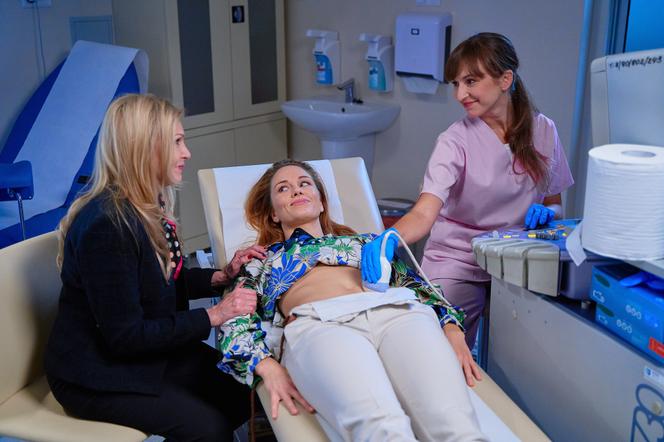 Na Wspólnej odc. 3559. Anna Kolenda (Katarzyna Wajda), jej matka Teresa Boska (Sylwia Wysocka)