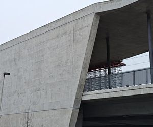 Tak wygląda uszkodzony dach nad przystankiem tramwajowym we Wrocławiu. Miasto zabezpiecza go ogromnymi podporami 