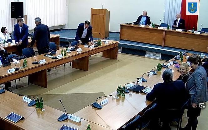 UPS! Wpadka na sesji Rady Powiatu w Starachowicach. Radny zapomniał wyłączyć mikrofon – wszystko się nagrało
