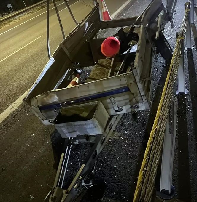Wypadek na autostradzie A4. Samochód zderzył się z nieoświetloną przyczepką