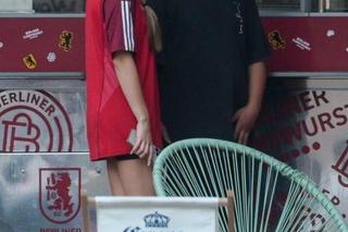 Syn Edyty Górniak sprzedaje kiełbaski na ulicy!