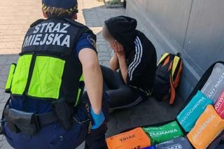 Kobieta w ciąży leżała pod sklepem i błagała o wodę. Przechodnie nie reagowali