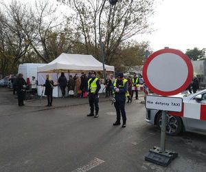 Wszystkich Świętych 2025. Sprawdź, jak dojechać na cmentarze w Łodzi. To musisz wiedzieć, by ominąć korki [MAPY]