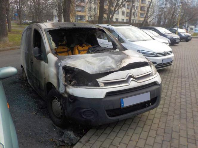 Wraki samochodów zalewają Warszawę