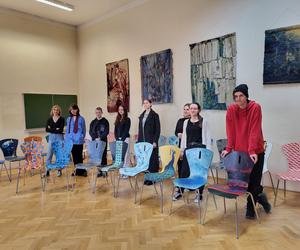 Piękna akcja uczniów z bielskiego liceum. Przygotowali stylizowane krzesła dla WOŚP-u