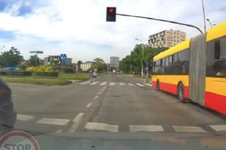 Kielce: Autobusem miejskim na czerwonym świetle. Omal nie rozjechał ludzi!