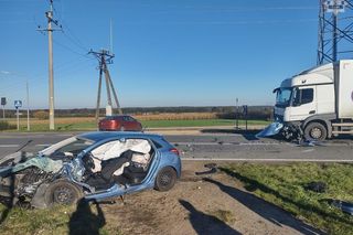 Wypadek na DK11 pod Lublińcem. Jedna osoba uwięziona w aucie. Droga jest zablokowana