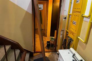 Rozbili drzwi, bo nie chciał otworzyć. Policja zatrzymała poszukiwanego przestępcę