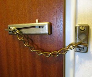 Policja w Ostrzeszowie apeluje przed Wszystkimi Świętymi. Nie daj szansy złodziejom!