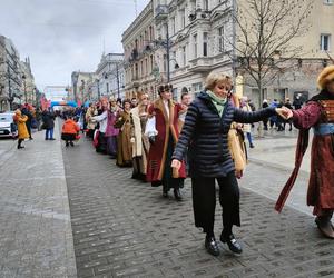 Polonez dla Łodzi. Setki łodzian we wspólnym tańcu [ZDJĘCIA]