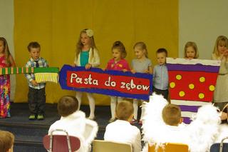 –  Najmłodsi uczniowie odśpiewali przepięknie przygotowane piosenki z użyciem kolorowych rekwizytów i dekoracji – opowiada dyrektorka placówki Anna Tracz. Rozdaniu świadectw i dyplomów również towarzy