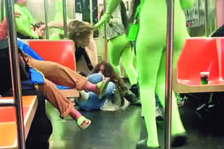 Atak przebierańców w metrze