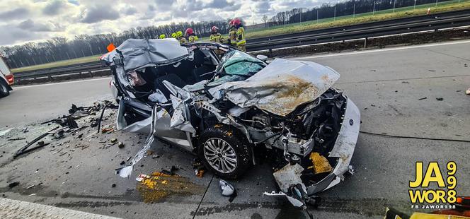 Ford wbił się pod ciężarówkę na A4. Została z niego kupa złomu