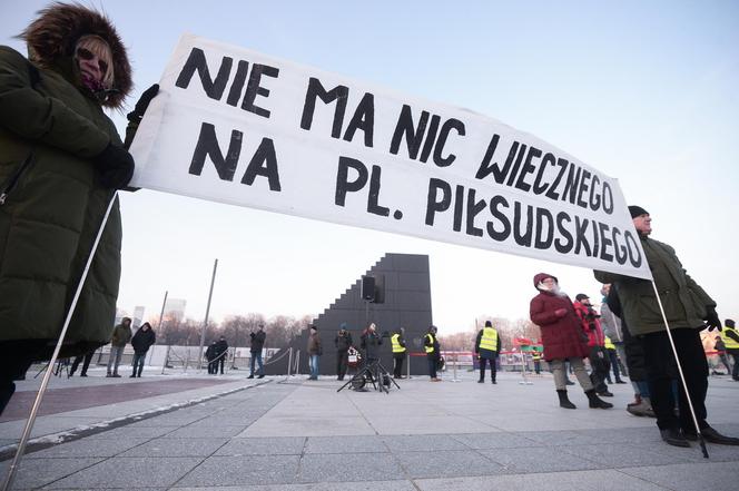 Miesięcznica smoleńska w cieniu kryzysu na szczeblach władzy w Polsce