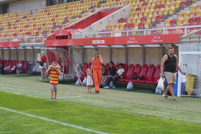 Pożegnianie Murawy na Chorten Arenie. Jagiellonia Białystok rozdaje boisko swoim kibicom