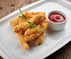 Kurczaka marynuję, panieruję i smażę. Ta japońska przekąska imprezowa to mistrzostwo świata