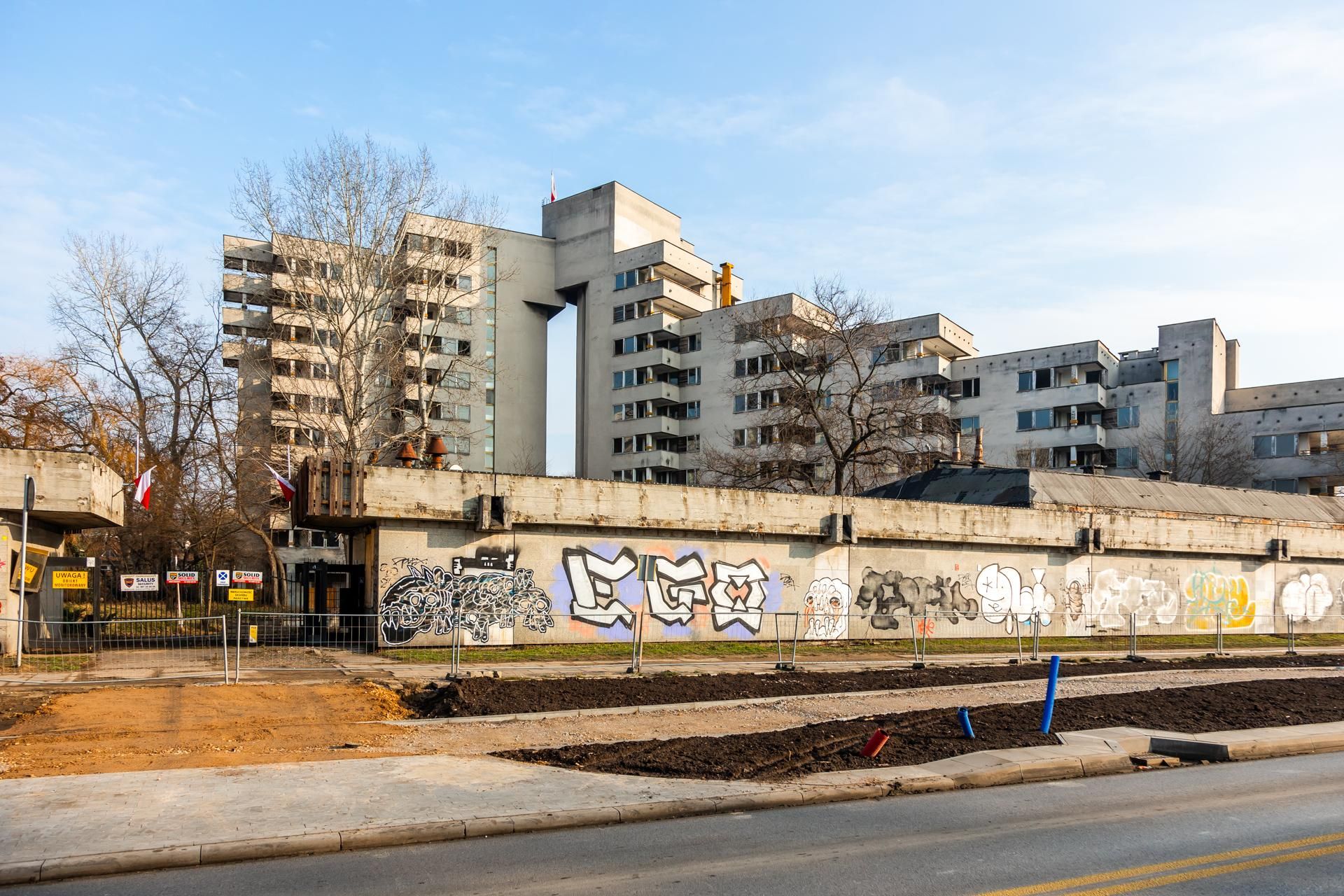 Szpiegowo, blok na Sobieskiego 100 w Warszawie