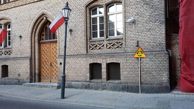 Dziwne znaki pod sądem i bankiem w Toruniu