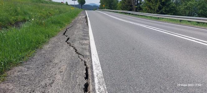 Kasina Wielka. Droga krajowa zamknięta przez GDDKiA. Szczeliny w jezdni mają kilkanaście metrów długości
