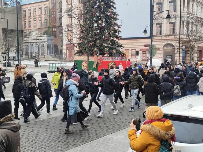 Polonez dla Łodzi. Setki łodzian we wspólnym tańcu [ZDJĘCIA]