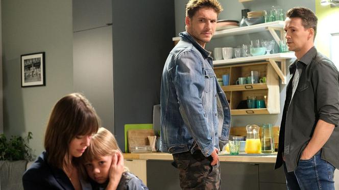 M jak miłość, odcinek 1611. Dorota (Emma Giegżno), Marcin (Mikołaj Roznerski), Jakub Karski (Krzysztof Kwiatkowski), Rafałek (Staś Nogal)