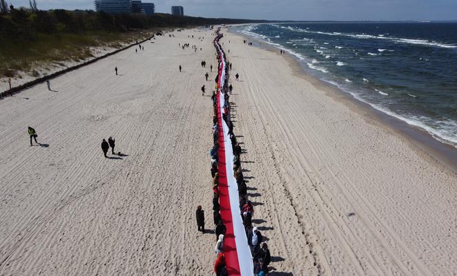 Najdłuższa flaga narodowa w Polsce mierzy ponad 2 km 700 metrów. To nowy rekord Polski!