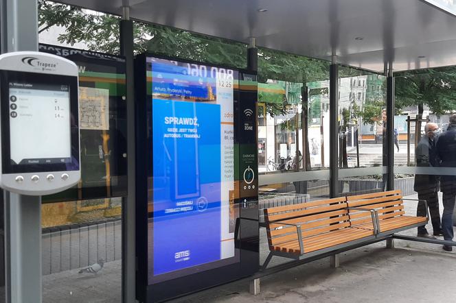 Nowoczesne ekrany na poznańskich przystankach! Można śledzić swój tramwaj lub autobus!